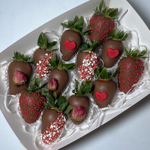 12 Fresas con chocolate con corazones y rosas