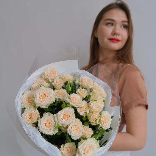 Розы кустовые кремовые нежные