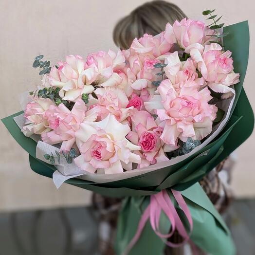 15 французских роз Мандала с эвкалиптом