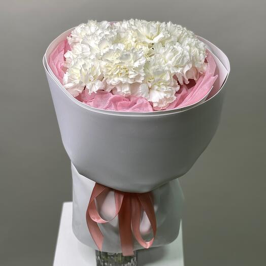 Bouquet of white dianthuses