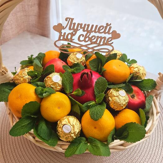 Корзина с фруктами и конфетами