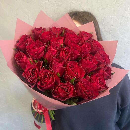 25 бордовых роз