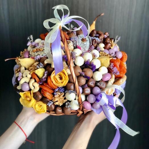 Корзина с конфетами , орехами и сухофруктами