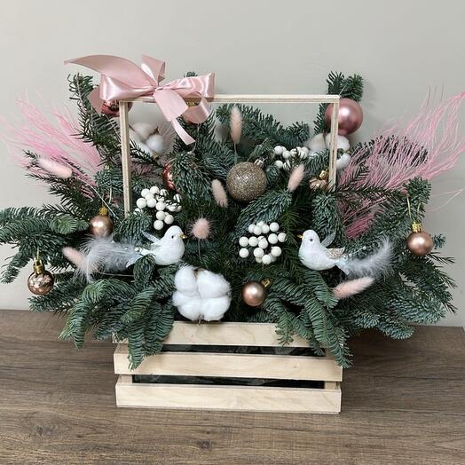 Корзина с нобилисом и игрушками