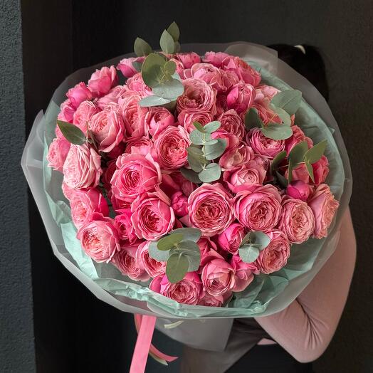 Букет роскошных кустовых пионовидных роз элитного сорта  и эвкалипта «Мона Ми»