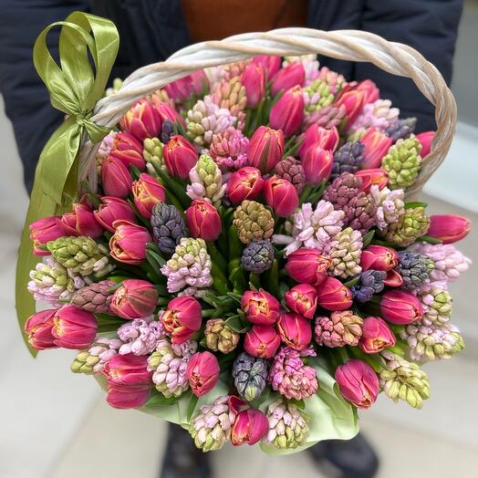 Тюльпаны с гиацинтами в корзине