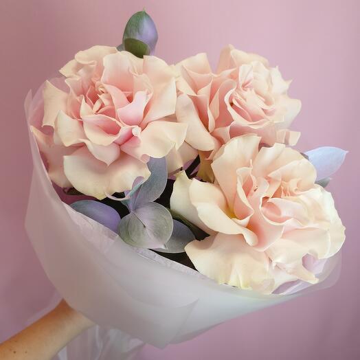 Букет из 3 розовых французских роз с рускусом