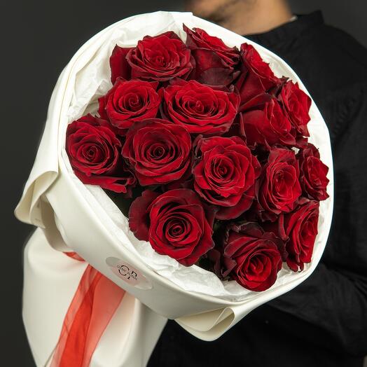 Фирменный букет магазина из красных эквадорских роз "Красные в белом"
