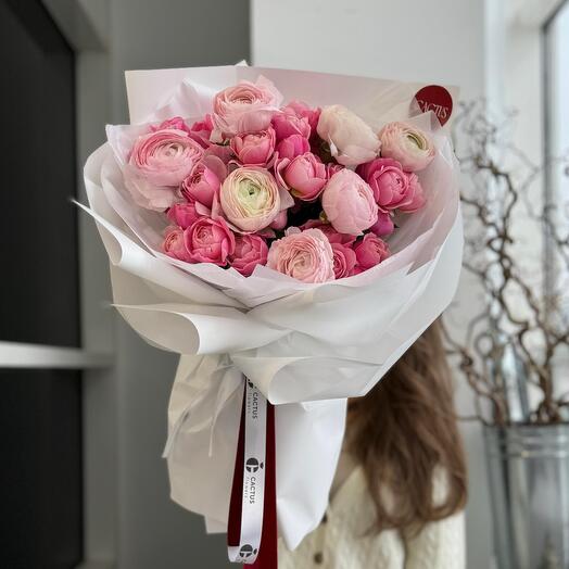 Букет с Пионовидными розами и ранункулюсами