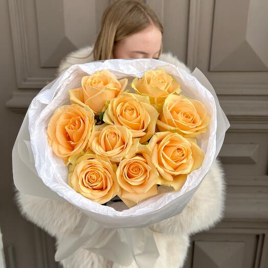 Monobucket of 9 peach roses