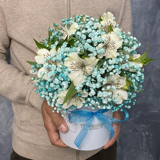 Альстромерии в голубом коробочка