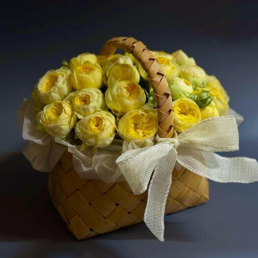 Корзинка с желтыми розами