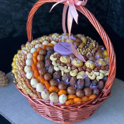 Корзинка «Вихрь» из Орехов и сухофруктов