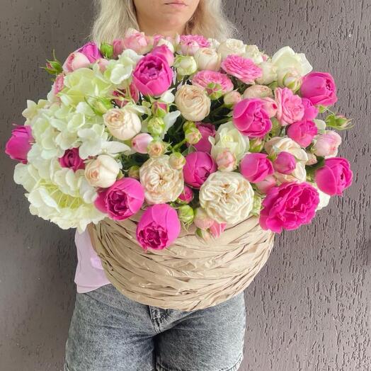 Cesta de peonía con rosas y hortensias
