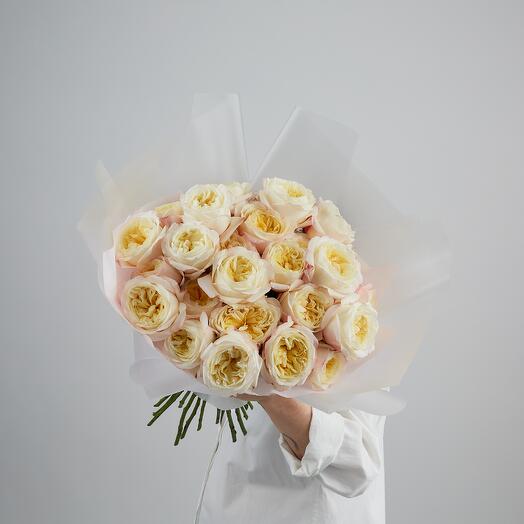 Bouquet of 25 creamy peony-shaped roses. ART 674