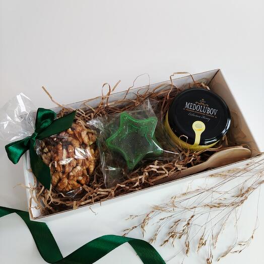 Tea bomb, honey and nuts