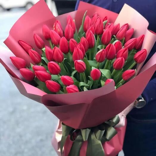 51 красный тюльпан в чёрном оформлении