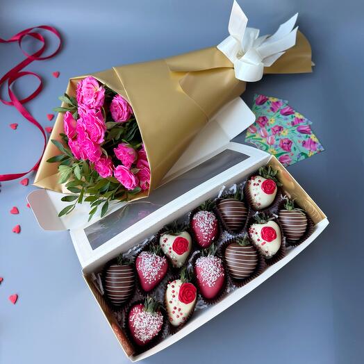 A set of strawberries in Belgian chocolate and a bouquet of bush roses 12 fuchsia berries