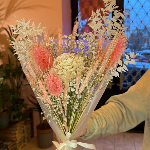 Buquê de flores secas com ruscus