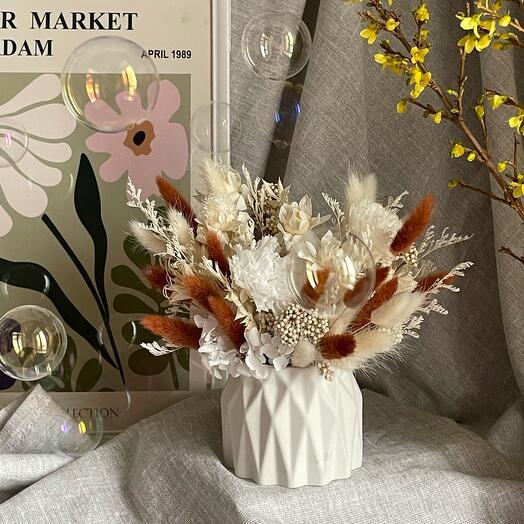 Композиция из сухоцветов в кашпо с коричневым лагурусом