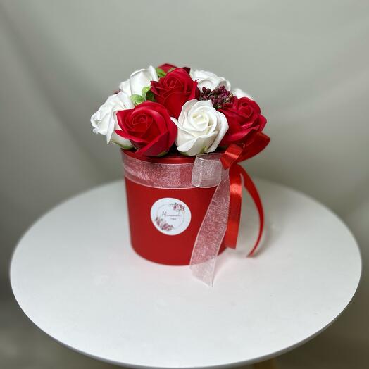 Букет из  красно-белых мыльных роз
