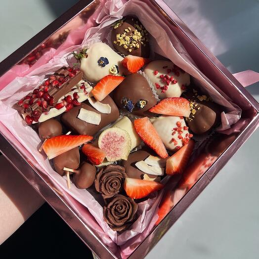 Клубника , бананы ,гранат и малина в шоколаде