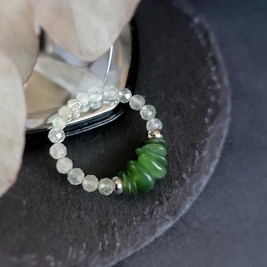 Кольцо из нефрита и пренита