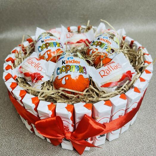 Композиция (тортик) из конфет Raffaello, шоколадок и яиц Kinder