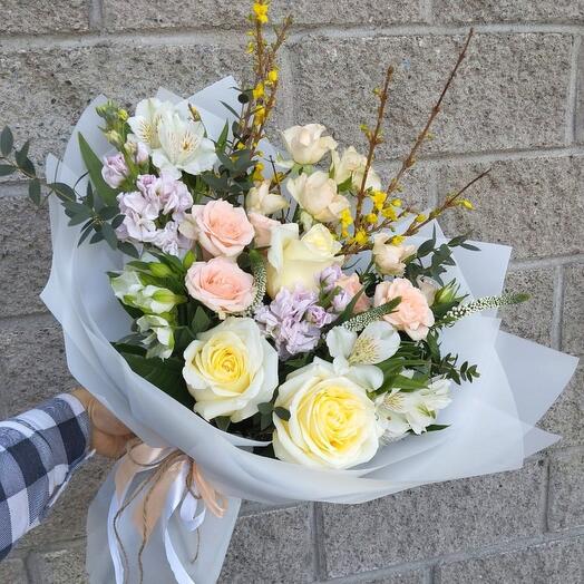 Розы, маттиола, альстромерия, весенний букет 8 марта