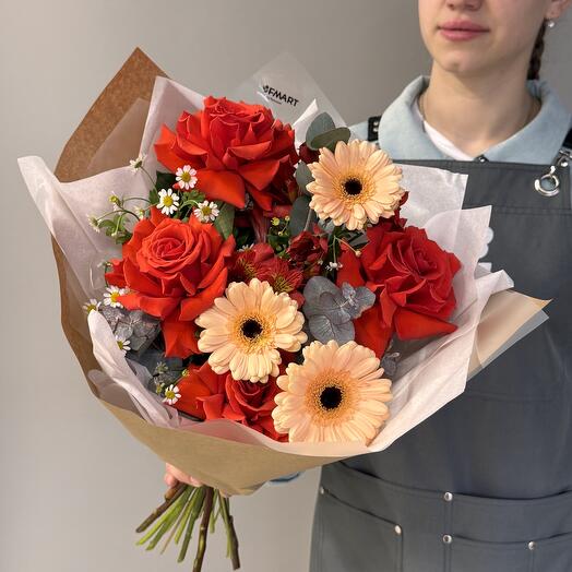 Ramo brillante del autor de rosas de Coral con gerberas y margaritas