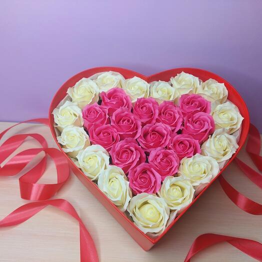 Нежность (большое Красное сердце с искусственными розами из шелковой пудры)