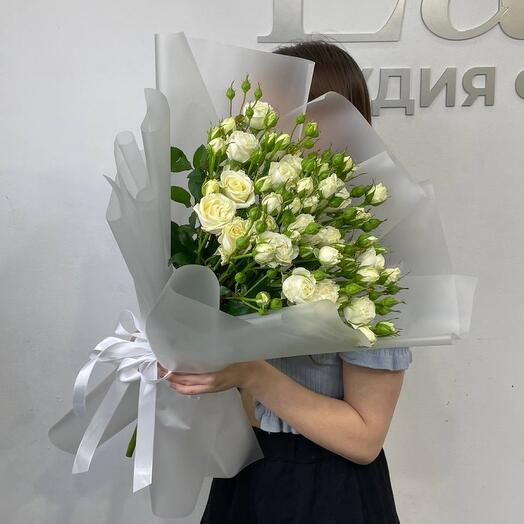 Букет из 13 белых кустовых роз 50 см