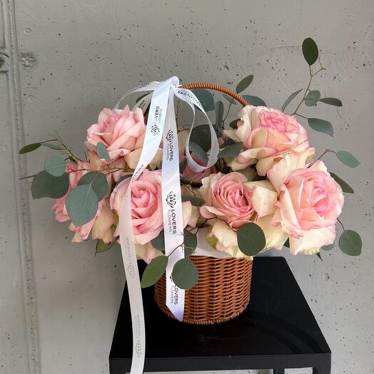 Нежные розы с эвкалиптом