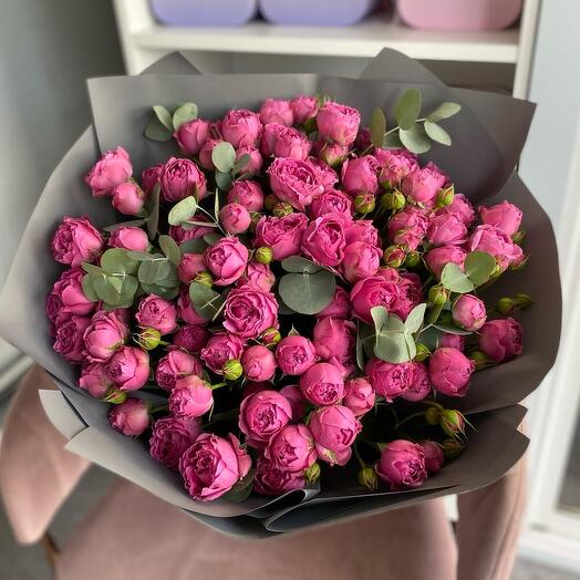 Кустовые розы в серой упаковке