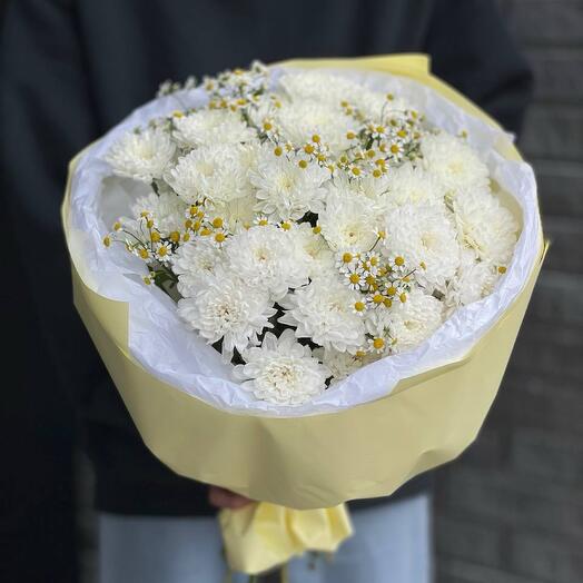 Букет из 5 кустовых белых хризантем и 4 кустовых ромашек