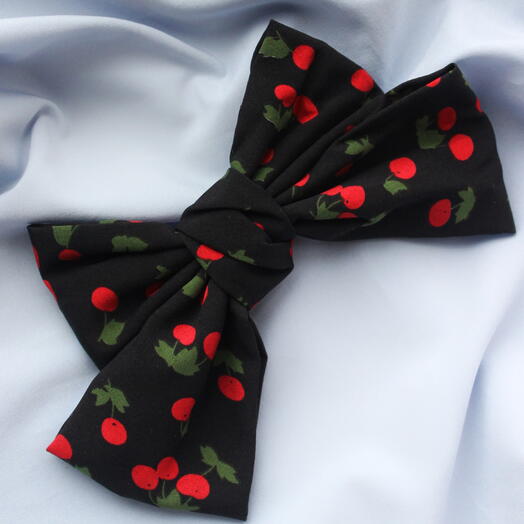 Бант-заколка черная с 🍒