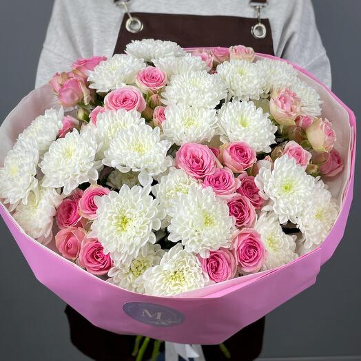 Кустовые розы и хризантемы в пышном букете