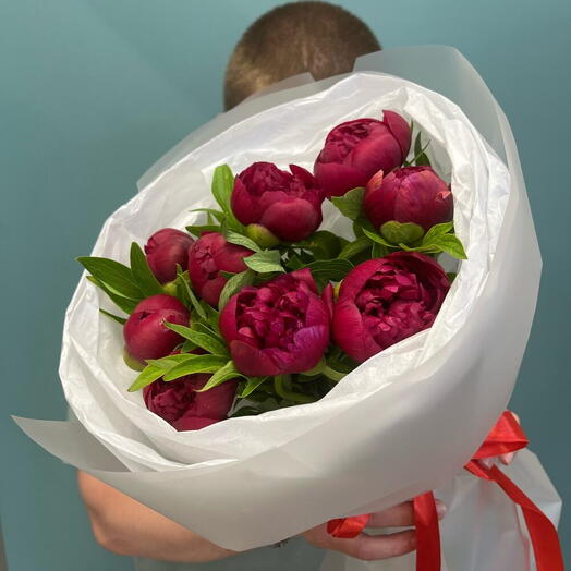 Букет из 9 ароматных красных пионов