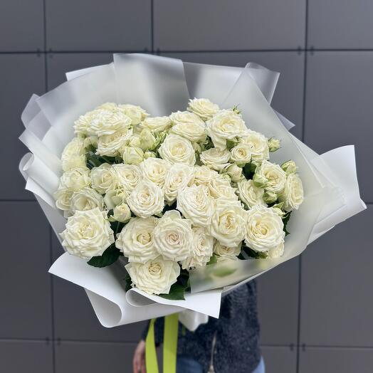 Букет из белых кустовых роз