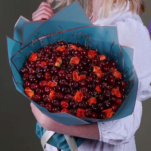 Букет с черешней и кустовой розой 🍒