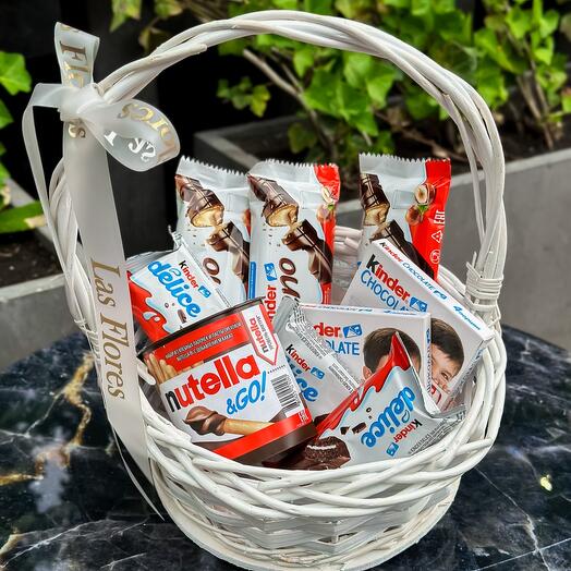 Basket with sweets (size S)