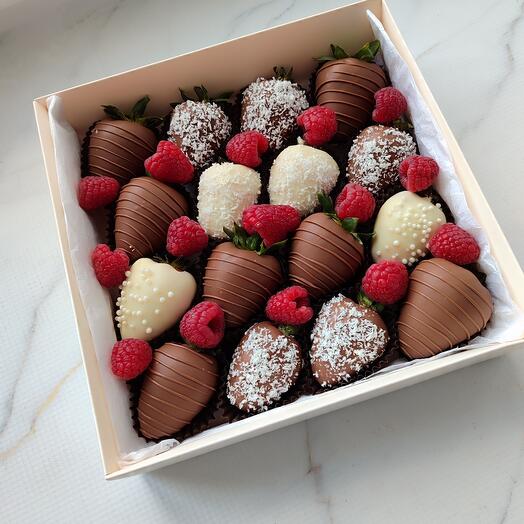 Fresas en chocolate belga 16 piezas con frambuesas