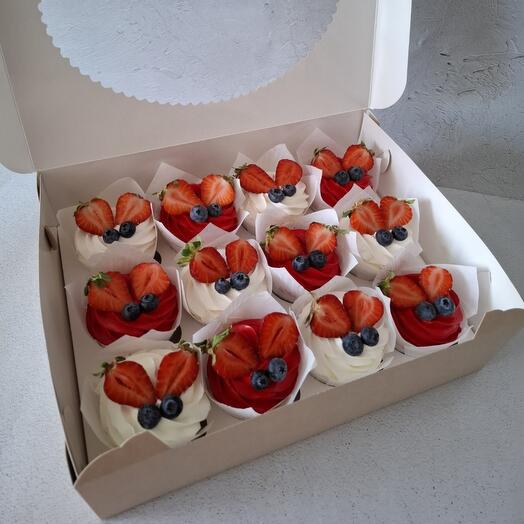 Капкейки со свежей клубникой и голубикой