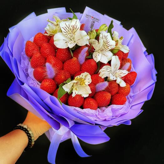 Букет с клубникой и альстромерией 🍓🌸