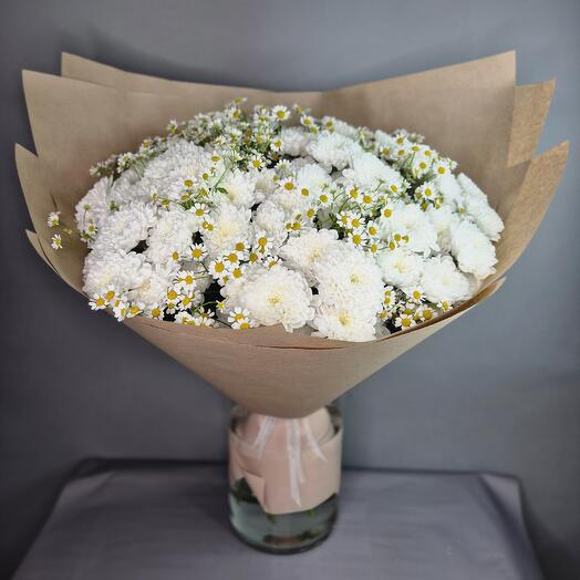 Букет из белоснежных хризантем и матрикарий