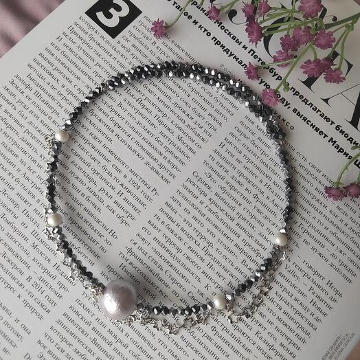 Колье на мемори проволоке из гематита и хлопкового жемчуга