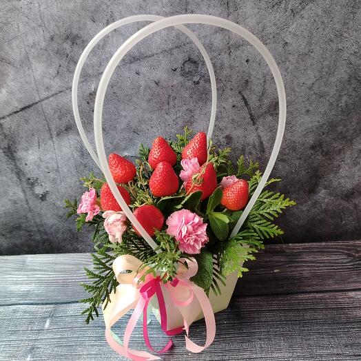 Клубника с цветами в сумочке