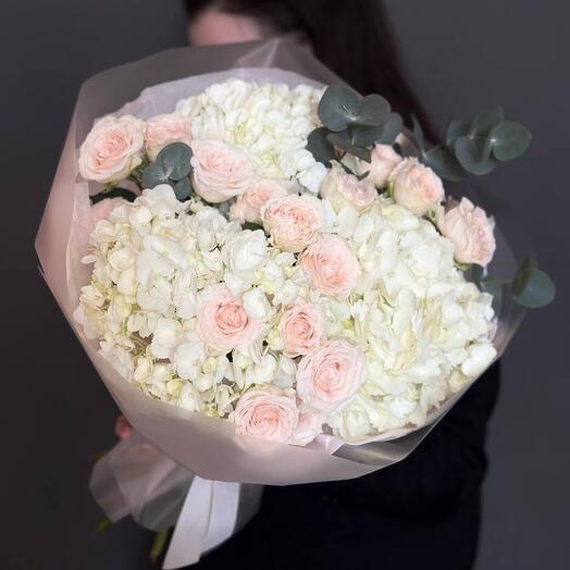 Нежный букет с гортензиями и кустовой розой 🌸