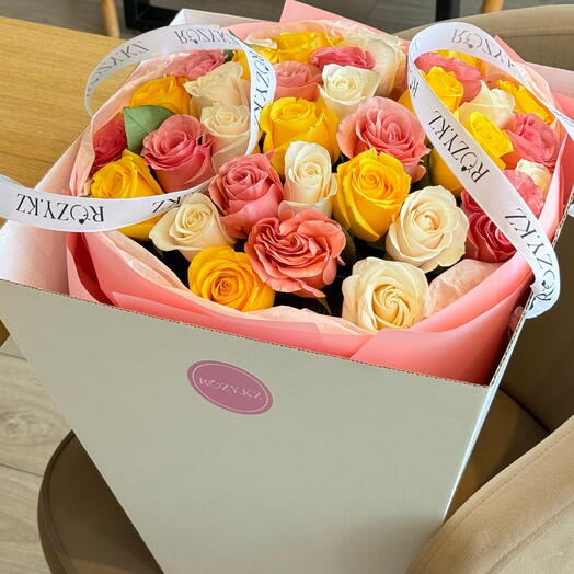 Букет 35 Солнечных роз микс в переноске