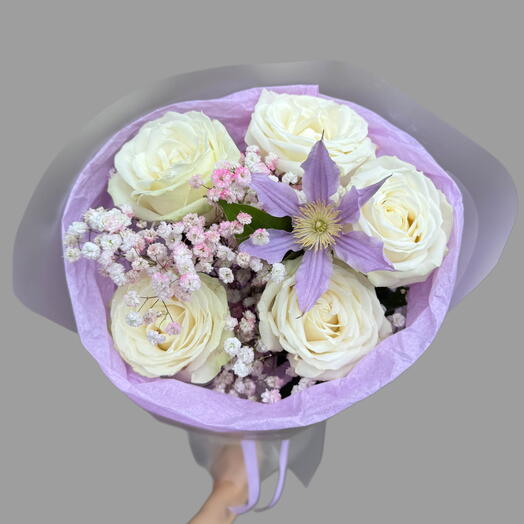 Rosas brancas com clematis